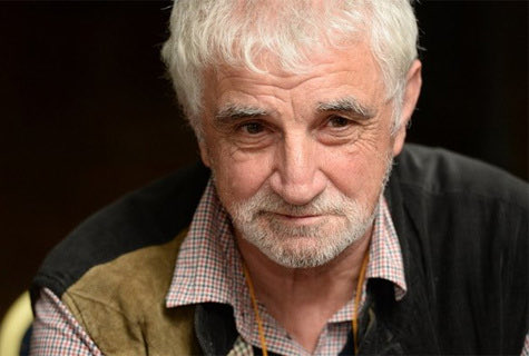 Время с каждым днем все подлей и подлей,
Но главной его приметой
Назвал бы ту, что страна, бывшая когда-то моей,
Неотвратимо становится ЭТОЙ.

© Игорь Иртеньев