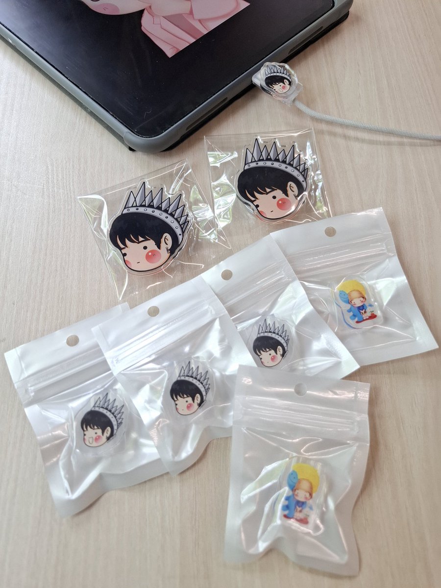 น้อลๆ Forever Love และ พ่อลูกผูกจิต จิ๋วเล็ก จิ๋วใหญ่ เดินทางมาถึงบ้านนุชแล้วคร้าบ ขอบคุณพี่นุช <a href="/RM2560/">No one knows</a> มากเลยนะคะ น้อลจิ๋วเล็ก cable bite และน้อลจิ๋วใหญ่ Griptok ช่างปุ๊กปิ๊กน่าเอ็นดูมากเลย ได้รับปุ๊บแกะใช้ปั๊บเลยค่ะ 555 ขอบคุณมากนะคะ 🥰🩷
#เป๊กผลิตโชค
#PeckPaLitChokE