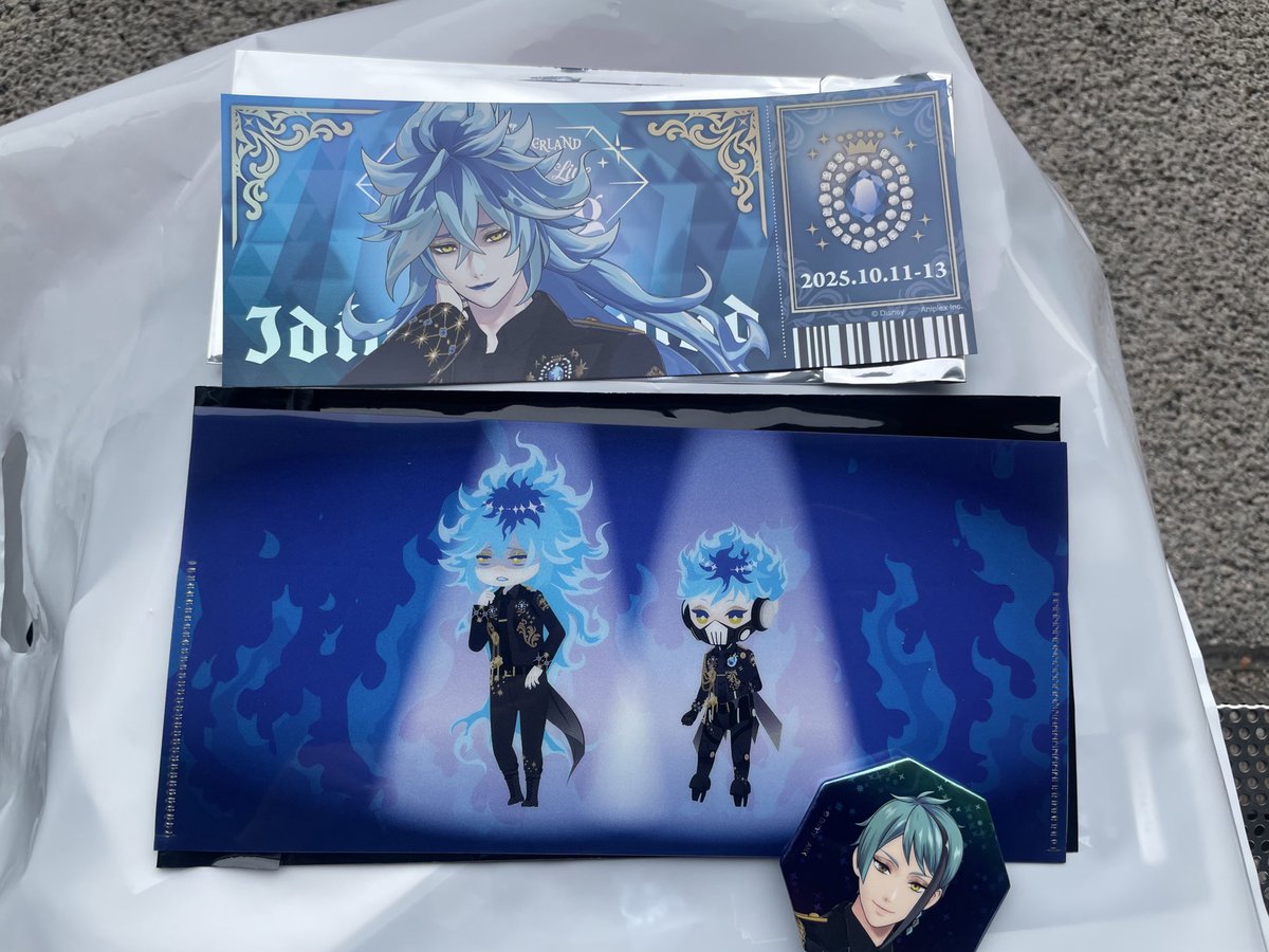 __20000915's tweet photo. ツイステ　交換
【譲】イデア、イグニ、ジェイド、ヴィル、ルーク

【求】
チケット→リリア
チケットホルダー→ディアソムニア
リンライ→シルバー、マレウス
缶バッチ→リリア

まとめて交換してくださる方優先させていただきます。
本日幕張夜公演参加のため、幕張手渡し希望です。 https://t.co/9auaNYprOR