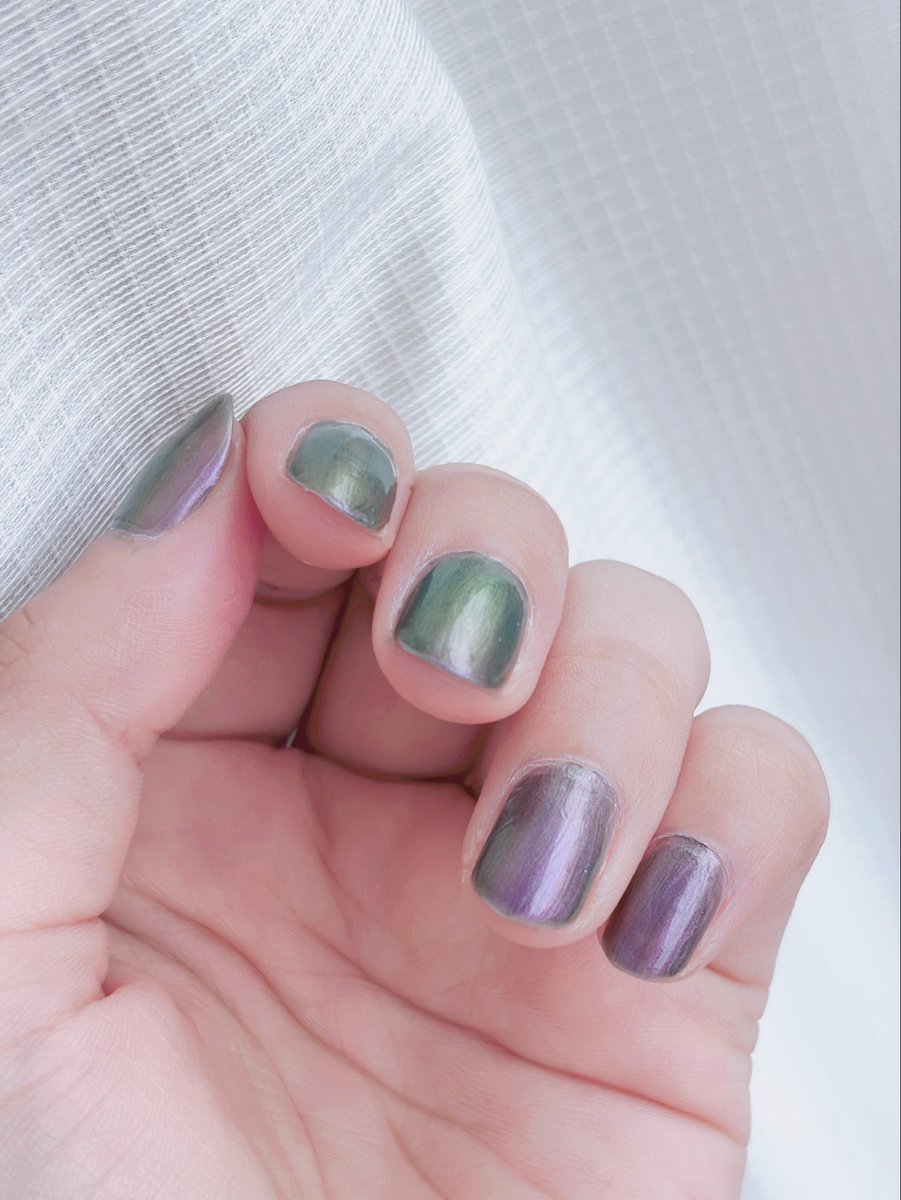 パープルにグリーンの偏光ラメのネイル
ルヴ概念カラーよね〜