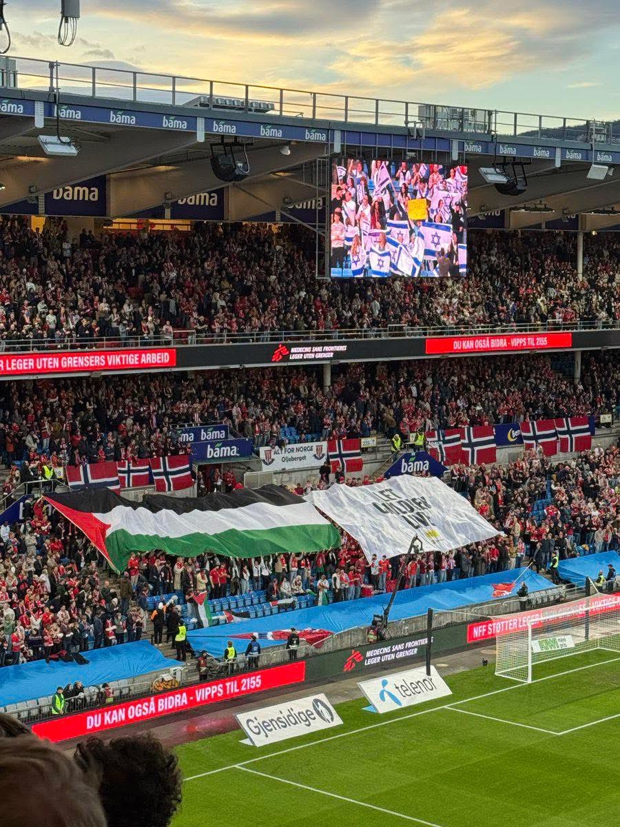ZakingOriginal's tweet photo. 🚨MAGNIFIQUE 🥹! Avant leur match contre Is***l, la Norvège s'était engagée à reverser tous ses gains pour soutenir le peuple palestinien ! 🇵🇸

Ils se sont imposés 5–0.

Les fans norvégiens ont agité des drapeaux palestiniens et chanté Free Palestine tout au long de la rencontre. https://t.co/IRrFoBKrAm
