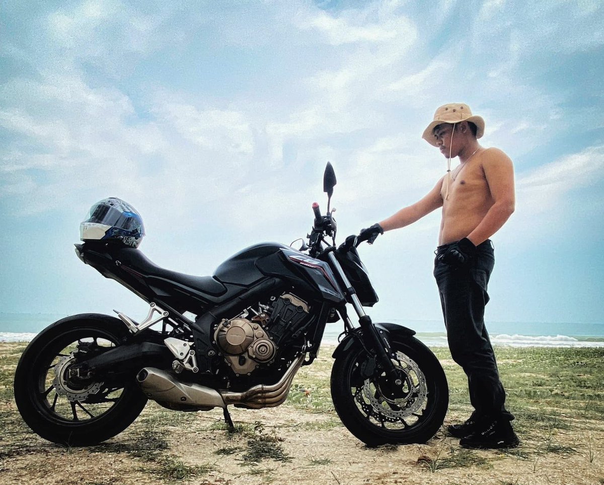 JCExplorer4's tweet photo. 2ปีกว่าละ ยังไม่ยอมคืนเงินค่ามือถือ 
เตือนภัย ปิยมิตร ปลอดรอด 
ทำงานอยู่ ศูนย์การแพทย์ ม.วลัยลักษณ์
ไปพูดกับคนอื่นว่าเคลียร์กับผมแล้ว 
ขอพูดเลยนะ ไม่มีการตอบข้อความ 
ยังไม่เคลียร์เงินจำนวน 45,000 บาท
ยังไปขอยืม โกงเงินหลายคนไปทั่ว ระวังให้ดีครับคนๆนี้ ชื่อก็บ่งบอกละ ปิยมิตรฉาชีพ
เอ้าดอกับคนนี้ก็ระวังด้วย ชีวิตสร้างภาพตัวเองได้ดีมาก กินดีอยู่ดี ใช้ของดี บอกว่าจะคืน ก็ได้แต่พูด ผมก็ไม่อยากโพสทวิตหรอกนะครับ แค่เตือนภัยให้คนที่พบเจอ