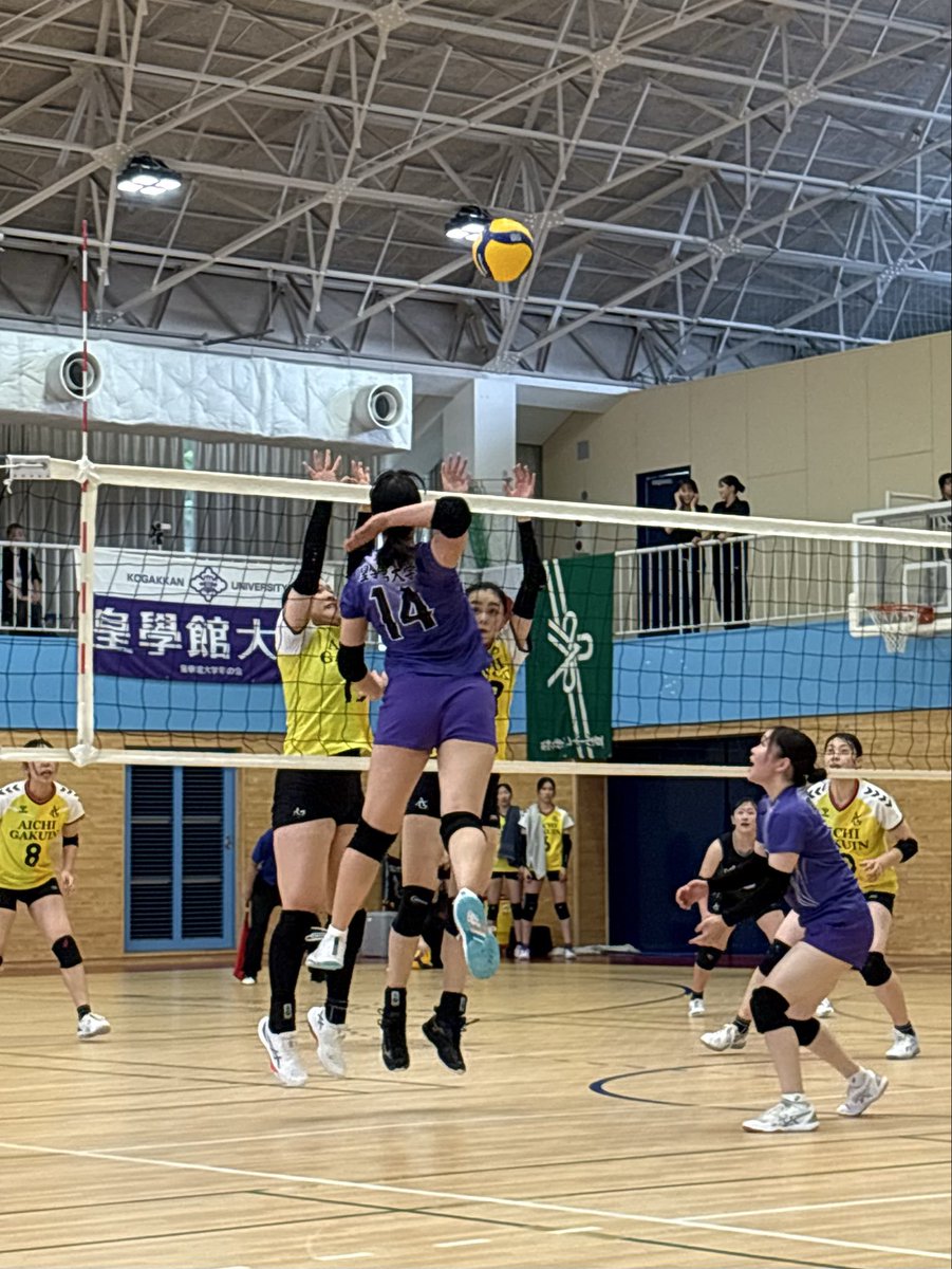 tokai_vb's tweet image. 【2025年度　東海秋季女子1部リーグ戦　9日目】
Bコート第2試合
愛知学院大学vs皇學館大学

25-11
15-25
25-19
25-21

セットカウント3-1
愛知学院大学の勝利です！