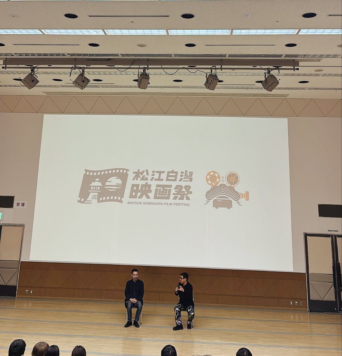 shigadon's tweet photo. 音楽を担当した映画『走れ、走れ走れメロス』を地元で上映していただいたので、スクリーンに観にきました!
東小学校のみなさんと🎬
#松江白潟映画祭 #runmelos #東小学校 https://t.co/vhYfR47Y2q