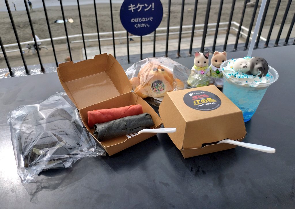 nekonoko_pj's tweet image. 特典の都合で色々注文。
「アザラシ親子のライチソーダ」は忙しい時間だったのもあり、ヨダレってる姿でした🦭🤣
#新江ノ島水族館