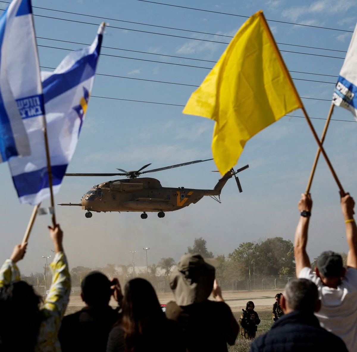 Gaza : Un haut responsable du Hamas, Oussama Hamdan, a déclaré à l'AFP que la libération des otages se fera lundi matin.
Après leur retour, Israël libérera 2000 prisonniers palestiniens dans le cadre de la première étape de l'accord