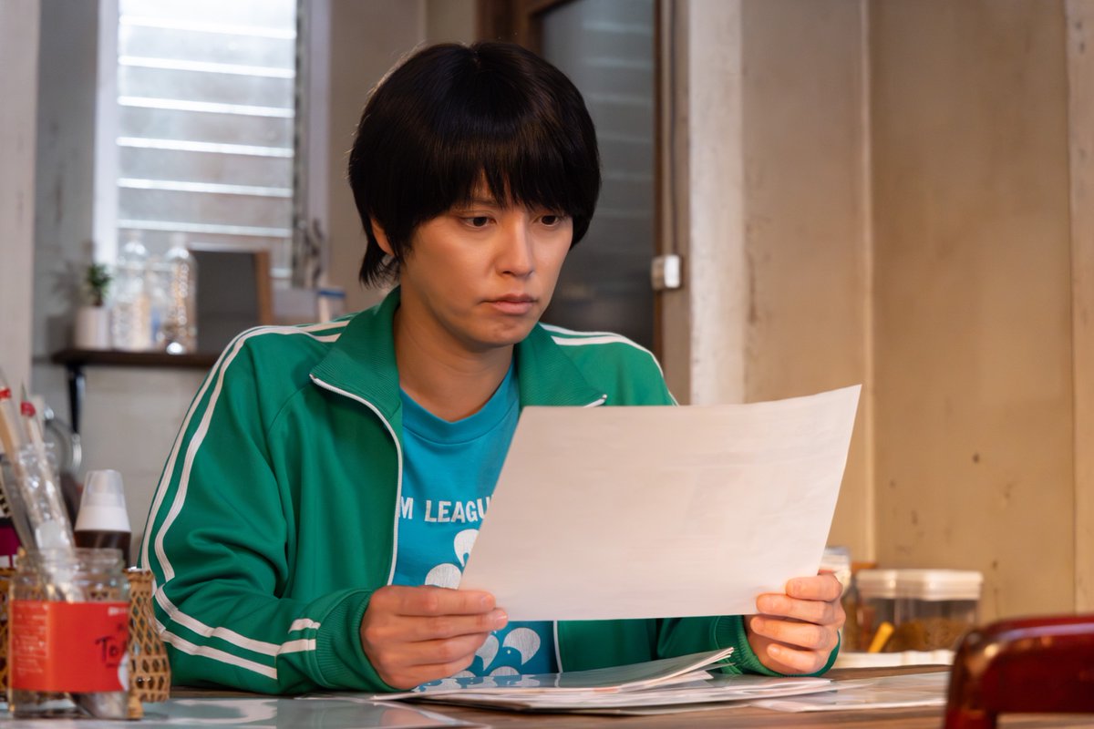 bokutachinchi's tweet image. ◤いよいよ今夜10:30〜初回放送！◢

テーブルの上にアイスクリーム！？
ギターを弾きながら歌う玄一(及川光博)♪
索(手越祐也)が手にしているのは一体！？
憂いの表情？を浮かべるほたる(白鳥玉季)

#️⃣ ぼくたちん家
↑ このタグをつけての投稿は
22:20頃〜放送中にお願いします