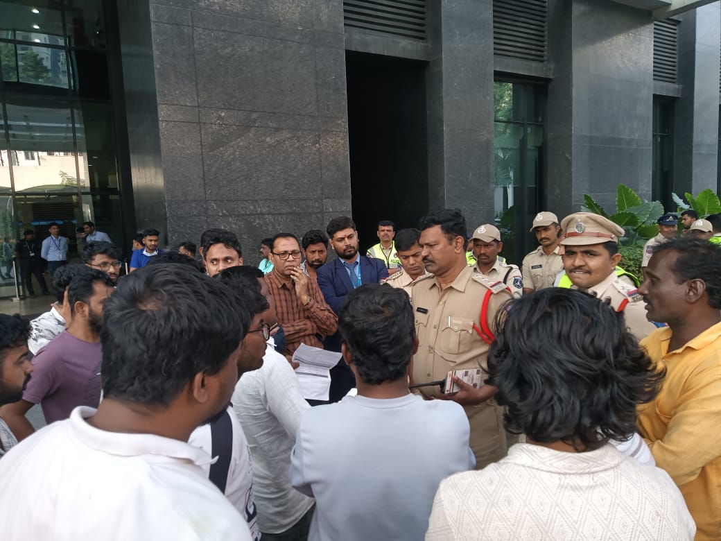 Tarunkethireddy's tweet image. గచ్చిబౌలి AIG ఆసుపత్రిలో ఠాగూర్ సినిమా సీన్ రిపీట్. పేషంట్ కు రూ.35 లక్షలకు Liver Transplantation చేస్తామని చెప్పి రూ.85 లక్షల బిల్ వేసిన ఆసుపత్రి వైద్యులు. వేరే దారి లేక ఇల్లు అమ్మి మరీ బిల్ కట్టిన పేషంట్ కుటుంబ సభ్యులు. బిల్ కట్టాక పేషంట్ మృతి చెందినట్లు తెలిపిన వైద్యులు. అయితే…