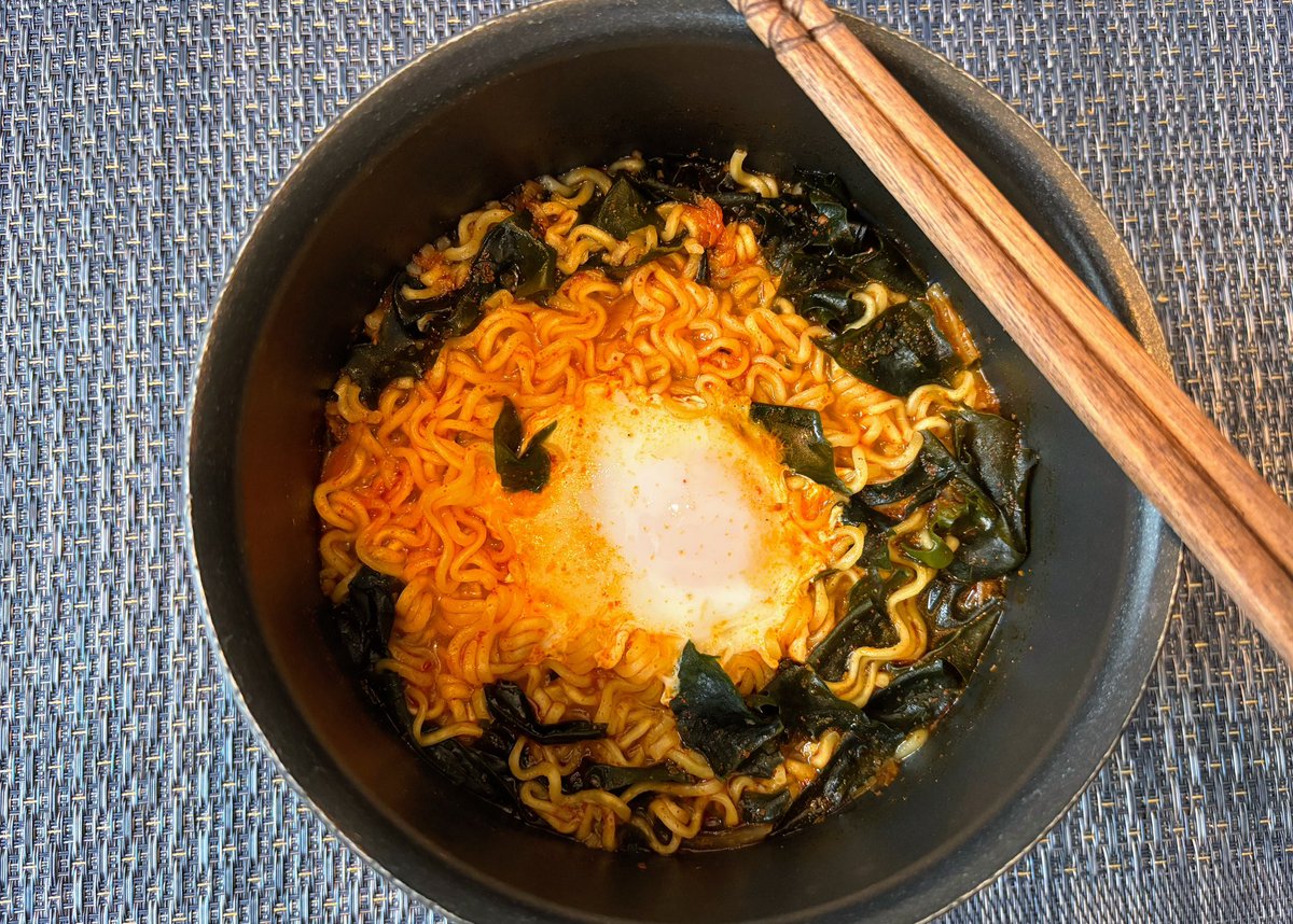 sharoshi2023go's tweet image. 手抜き家事おわり🧺韓国のコンビニ GS25でしか売ってない（と思う）オモリのキムチラーメン🍜美味しいんですよ✨大好物のわかめを入れ過ぎたけど💦食べたらお仕事💻早く終わらせて勉強したい📚皆様もよい一日を😊