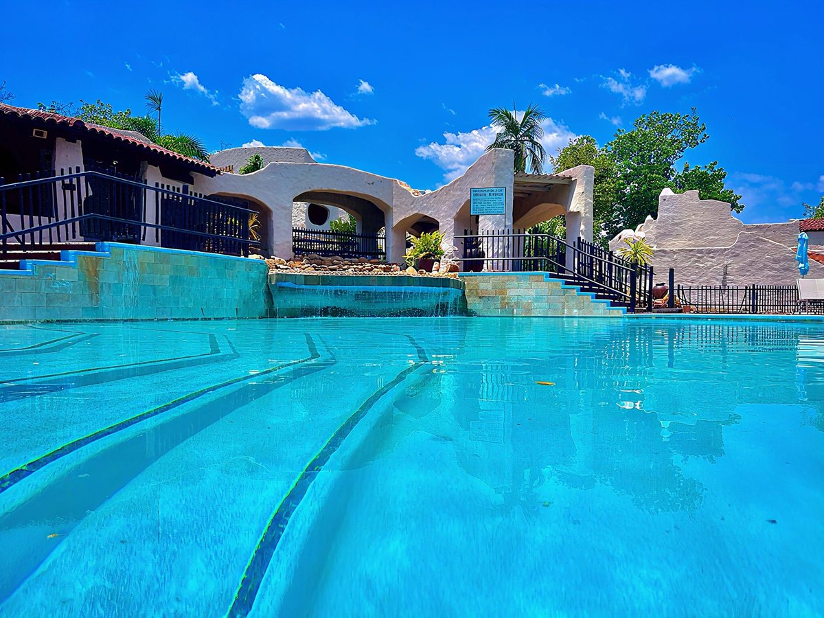 ZtaUpdates's tweet image. Sunday serenity at Caribbea Bay hotel, Kariba, where crystal blue waters blend beautifully with the hotel’s iconic architecture👌🏾.
#SummerTime
#ExperienceZimbabwe
#ZimBho👍🏽