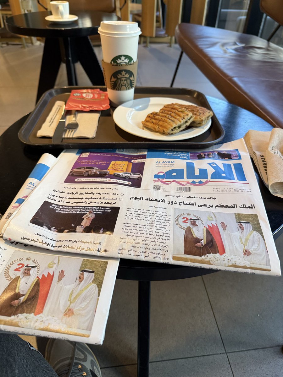 في حضرة الايام ، حاولت أتذكر آخر  مره تصفحت فيها جريدة ورقية قبل  3 , 4. ,5 سنوات ، لا اتذكر!
تذكرت انبهار طفل من الحجم و كيف انها لا تشبه الكتاب !
 بل حتى الكتب ومعارضها  اصبحت فعالية تسويقية،رفاهية وبرستيج ،فالرقمي يلتهم كل شىء ! 
#معرض_الرياض_الدولي_للكتاب2025  #معرض_الكتاب