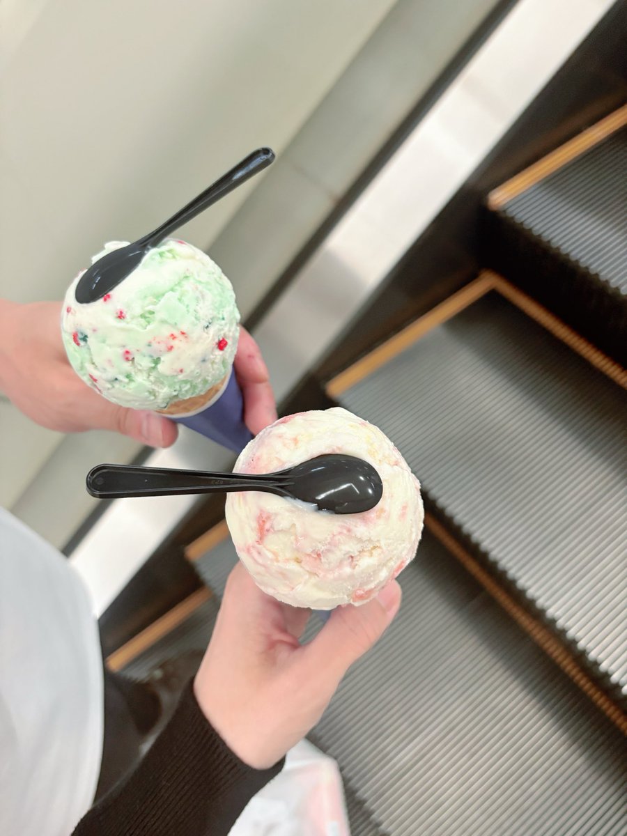 いろんな方のソフトクリームのポストを度々見かけて、「ソフトクリームが食べたい」って隣で言ってたら、「31なら近くにあるよ」って夫が連れてってくれた。
アイスがたれてきてコーンが上手く写せなかった^^;
ソフトクリームじゃないけど31美味しかった🍨
ストロベリーチーズケーキが昔から1番好き。