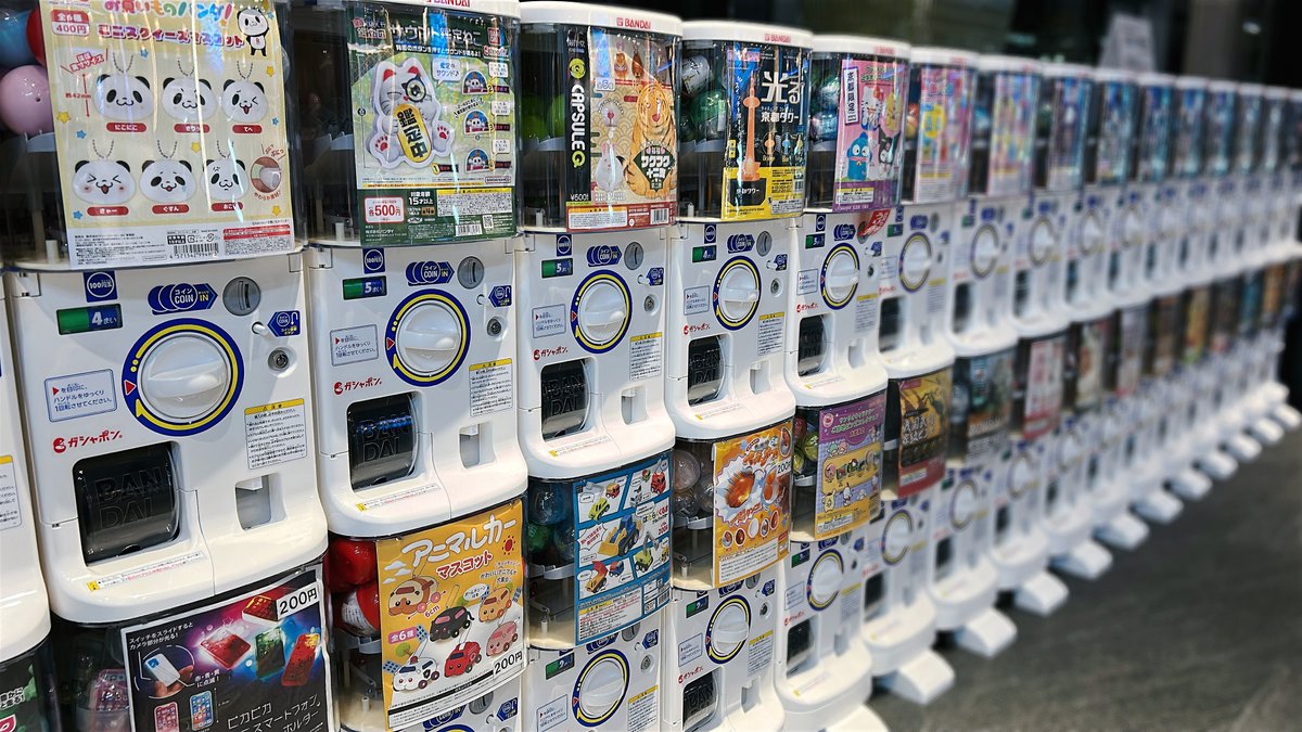 推活本舗ぽらりすた −KYOTO−」店舗前にはパワーストーン💎＆古銭