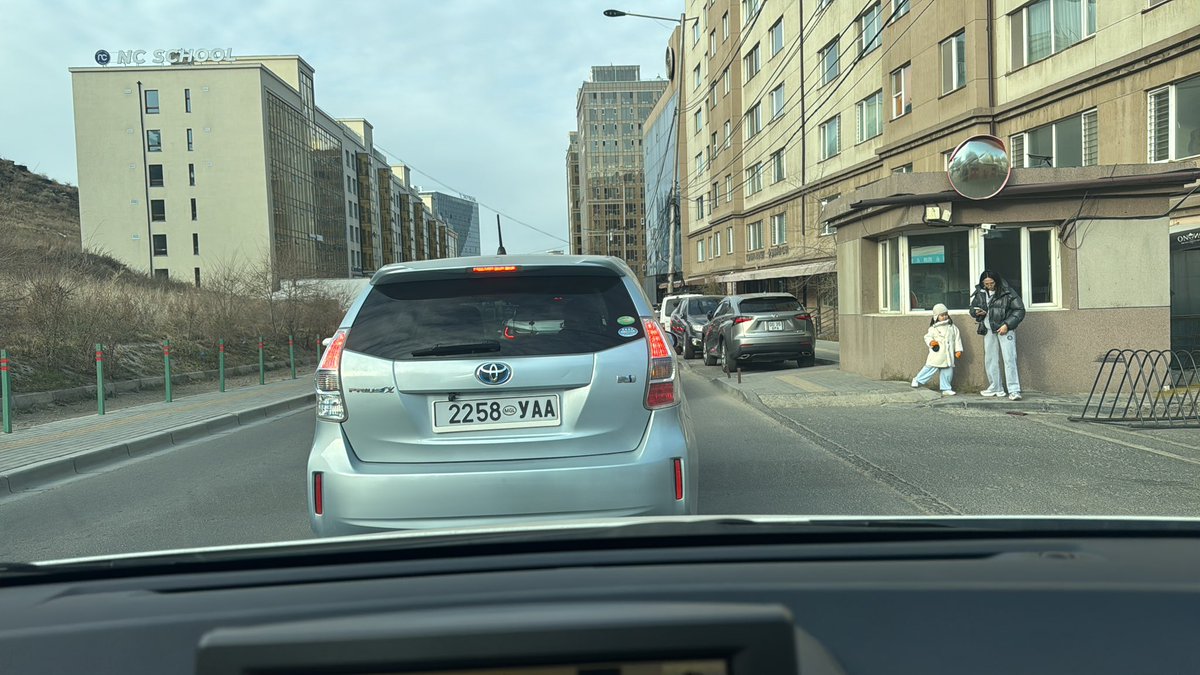 Skywing-н баруун талаар хойшоо Американ Скүүл рүү өгссөн замын хоёр талыг бас янзалж өргөсгөхгүй бол бас л хэцүүхэн болжээ. Том тэрэгнүүд тачигнаад л ороод ирэх юм. <a href="/eedeebrb/">Enkhjargalan Jadamba</a> <a href="/KhNyambaatar/">Х.Нямбаатар</a>