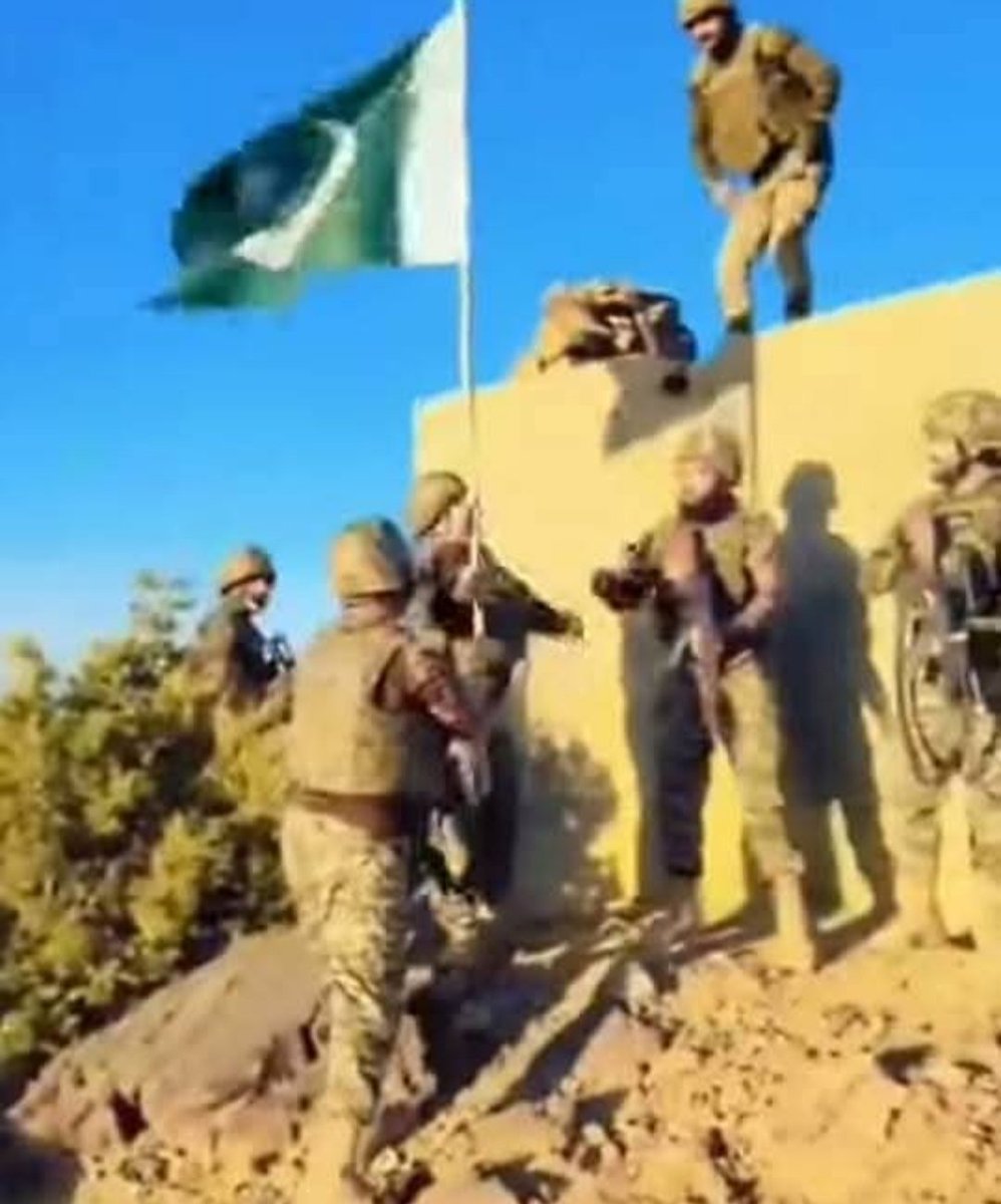 افغانی کہتے تھے" ہم ڈیورنڈ لائن کو نہیں مانتے "
پاکستانیوں  نے کہا "  ہم بھی نہیں مانتے چلو نئی لائین لگا لیتے ہیں " 

#operationtandoor
#I_Stand_With_Pak_Army