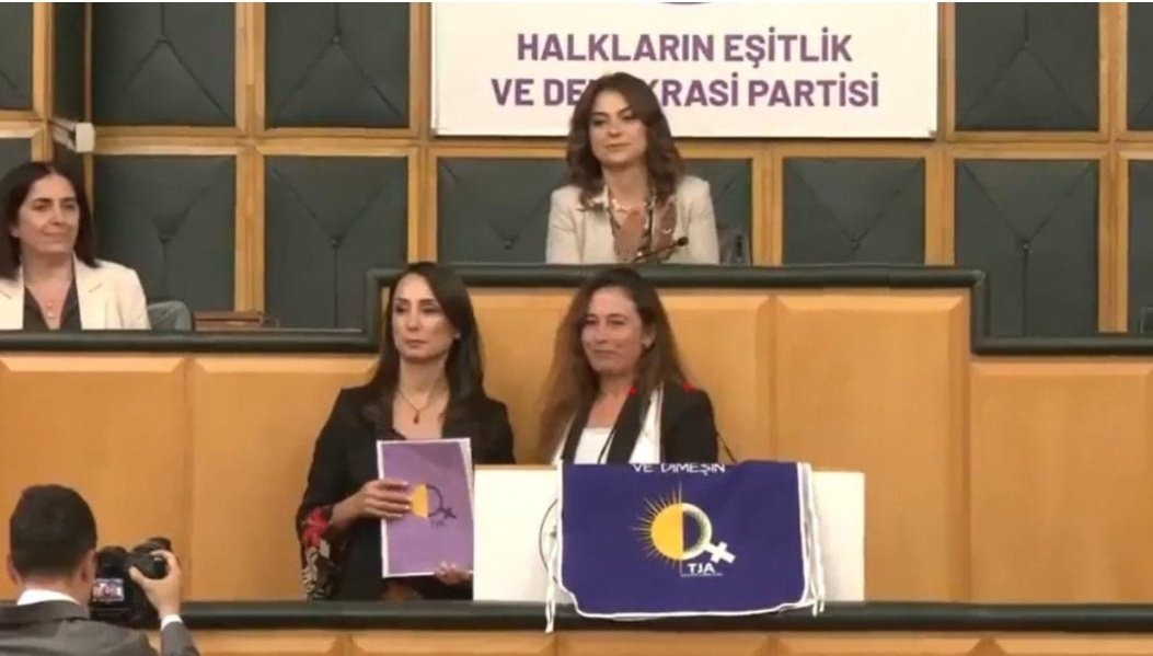 5 yıl hapis yatan PKK’lı eski bir
Terörist olan Yüksel Genç,
TBMM’deki DEM Parti grubunda
Yaptığı konuşmada, “Cesareti
Olmayanlara cesaret vermeye geldik”
Dedi. Genç, komisyona da davet
Edildi. Bu gidişle bebek k*tili apo da
Meclise gelir gibi. Zaten apo sloganı
Atıldı mecliste.