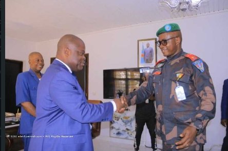 Le général-major Kakule Somo Evariste, gouverneur militaire du Nord-Kivu est arrivé ce samedi 11 octobre 2025 dans la ville de Kindu. Cette visite s'inscrit dans un cadre stratégique visant à consolider la coopération entre les provinces du Nord-Kivu, MANIEMA et du Sud-Kivu.