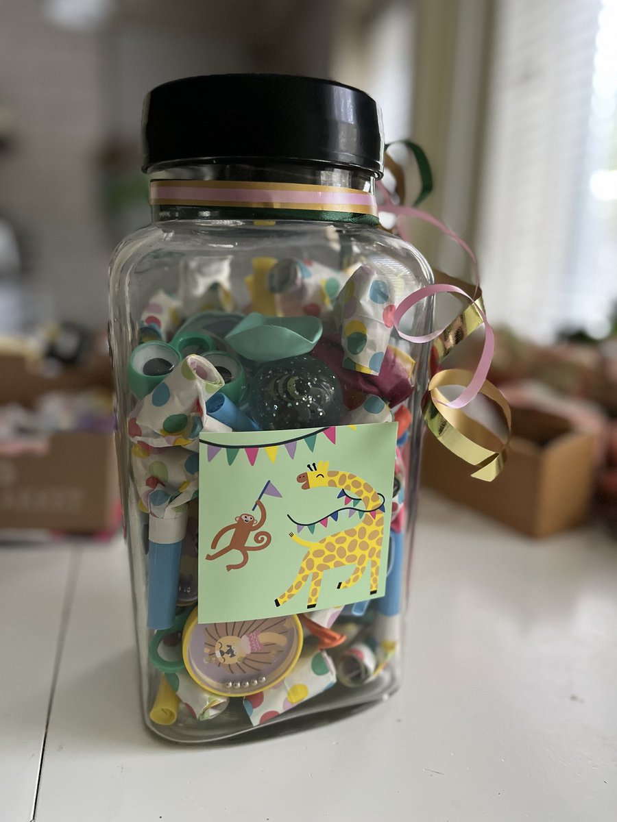 De verjaardagspot is weer bijgevuld..
Alle jarige kinderen mogen een cadeautje uitkiezen. Tijd om samen te vieren!