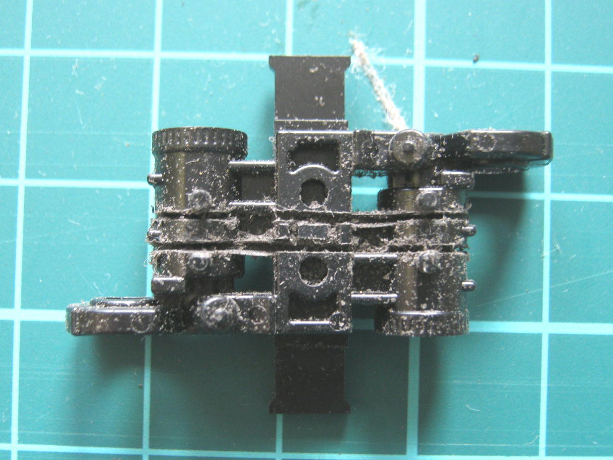 tentetu82's tweet image. #115系 #PULM #改軌大作戦 #DT21
前に試しに改軌したものを上げていますので、今回はその過程を。問題はモーターのパーツ。車輪のバックゲージ内に納めるため４㎜ほど縮めます。