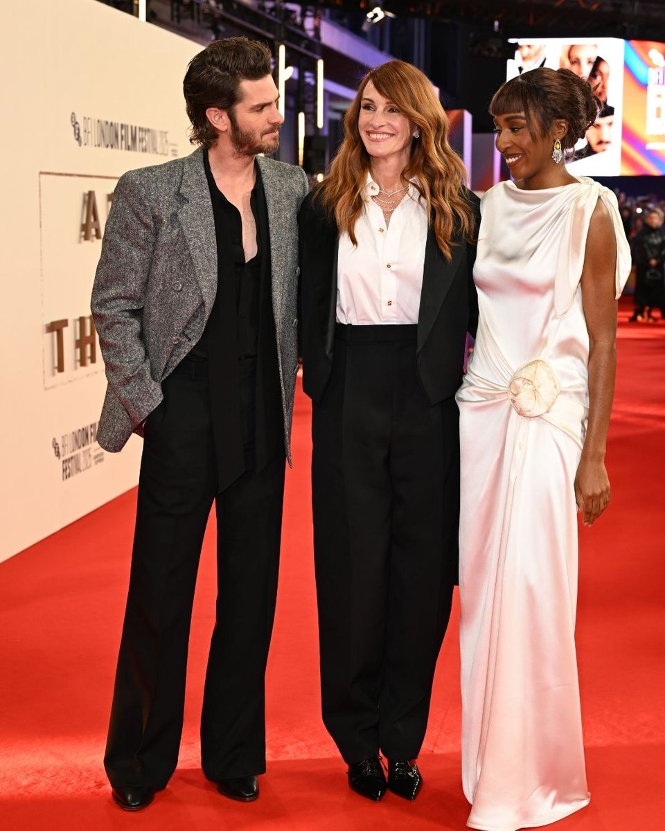 vogueturkiye's tweet image. #JuliaRoberts, #AndrewGarfield ve #AyoEdebiri yeni filmleri “After the Hunt”ın Londra’da gerçekleşen prömiyeri için bir araya geldiler. Roberts, #BottegaVeneta’dan bir takım giyerken Edebiri, kreatif direktör #MatthieuBlazy imzalı #Chanel 2026 İlkbahar/Yaz koleksiyonundan beyaz