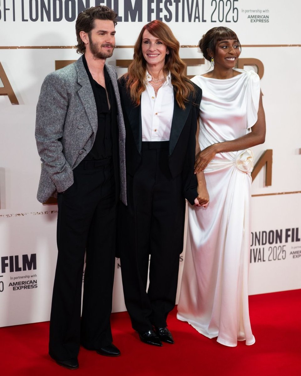 vogueturkiye's tweet image. #JuliaRoberts, #AndrewGarfield ve #AyoEdebiri yeni filmleri “After the Hunt”ın Londra’da gerçekleşen prömiyeri için bir araya geldiler. Roberts, #BottegaVeneta’dan bir takım giyerken Edebiri, kreatif direktör #MatthieuBlazy imzalı #Chanel 2026 İlkbahar/Yaz koleksiyonundan beyaz