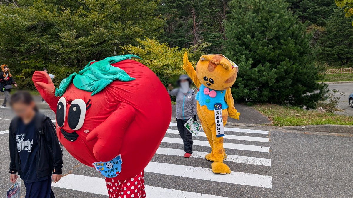 ゆるキャラトレイルフェスティバル
ミニトレイルの続きです。
大きい道路に出て、横断して歩道を歩いてメイン会場手前で横断歩道を渡って行きます。
横断歩道ではみんな手（一部キャラさんは羽根💦）を上げて渡っていました😊
#ゆるキャラトレイルフェスティバル