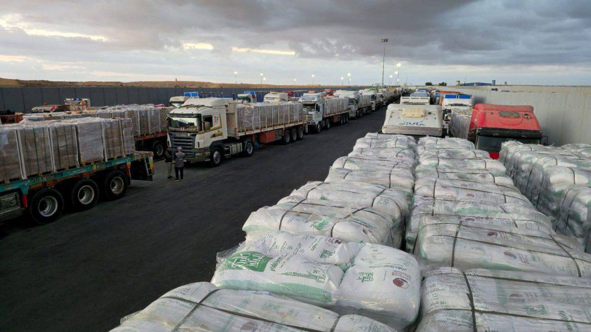 SprinterPress's tweet image. 600 trucks of aid will enter Gaza daily — not out of compassion, but as part of a political deal, a clause in Trump’s ceasefire agreement.

Feeding starving children should never be a bargaining chip. Food is a right, not a weapon. How did we let it come to this?

Humanity has…