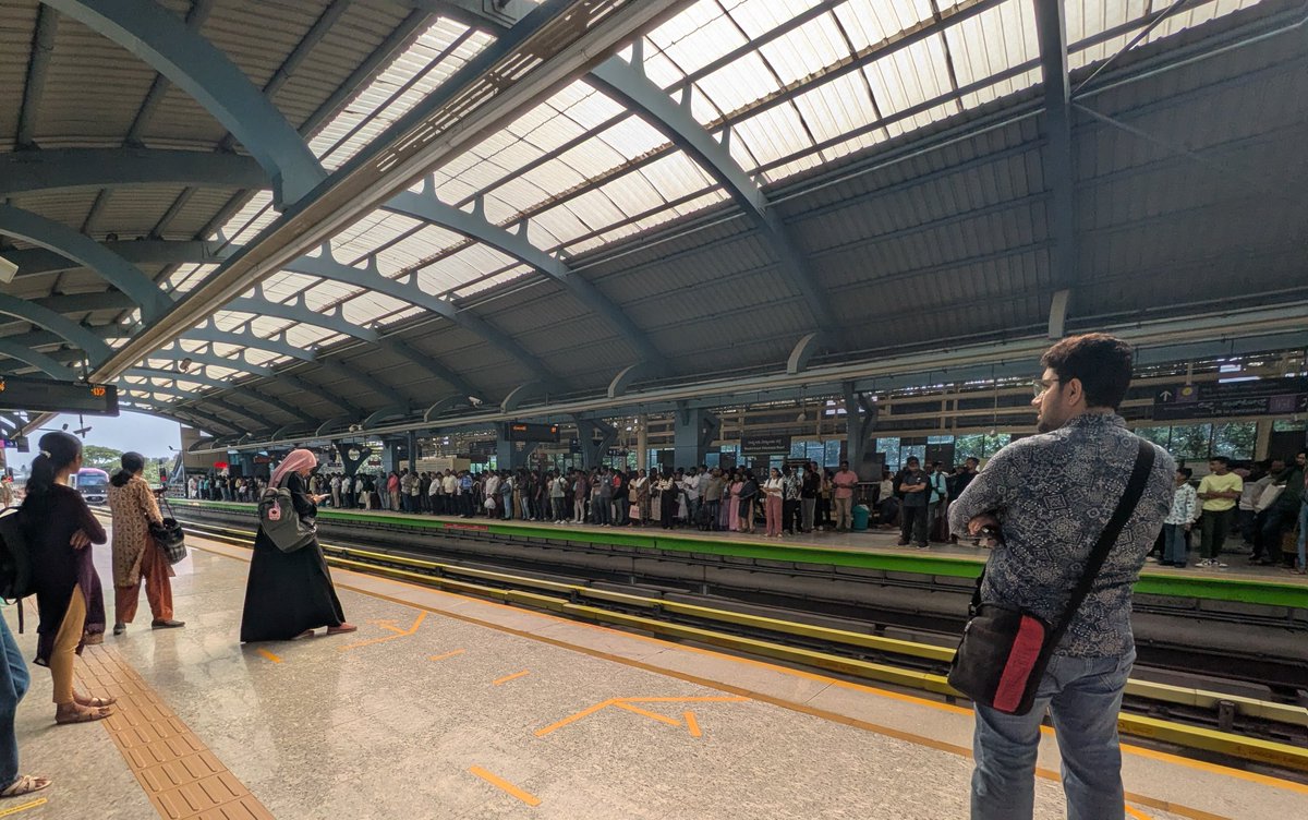 Pruthvinreddy's tweet image. Data says:(As on day)
 RV road - majestic side green crowd is huge 
Also Majestic side - RV road(+Yellow line) is huge

Then Y not shift platforms of yellow line??

Common platform side give it 2 #FromBommasandra platform
Far end platform to #TowardsBommasandra 
@Tejasvi_Surya