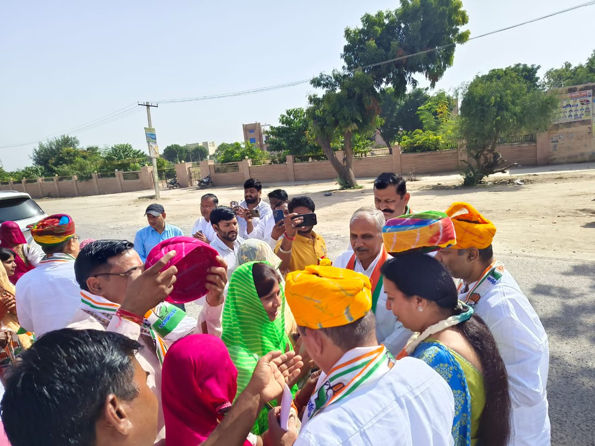 जालोर आगमन पर पर्यवेक्षक श्री <a href="/paresh_dhanani/">Paresh Dhanani</a> (पूर्व नेता प्रतिपक्ष गुजरात) एवं पीसीसी द्वारा नियुक्त पर्यवेक्षक पूर्व मंत्री श्री <a href="/GovindRMeghwal/">Govind Ram Meghwal</a> जी,पीसीसी महासचिव श्रीमती सुमन जी यादव,पीसीसी महासचिव श्री नरेश जी चौधरी का हार्दिक स्वागत किया।

#जालोर #Jalore