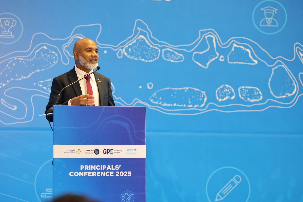 MoEdumv's tweet image. A token of appreciation was awarded to Dr. Shougee, followed by a short address from Minister Dr. Ismail Shafeeu, emphasizing the importance of keeping students at the heart of discussions today.

#PrincipalsConference2025 #InclusiveEducation #STEMEducation  #MOE #GPE #UNICEF