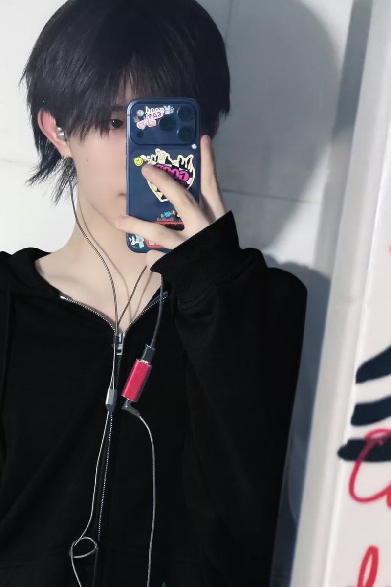 zerophase_16's tweet photo. 苏せんせほんと可愛い

変換アダプタ使って有線イヤホンなの私と同じでほっこりした
無線は高い割に安定しないし充電も面倒だしなかなか移行できないよぅ🥲

#苏新皓

https://t.co/qWY7Jmoy3j https://t.co/O3iSUSC3MY