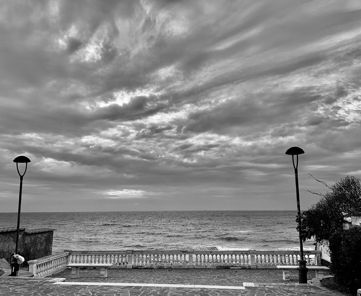 _mirror_image_'s tweet image. Sfumature in grigio pioggia