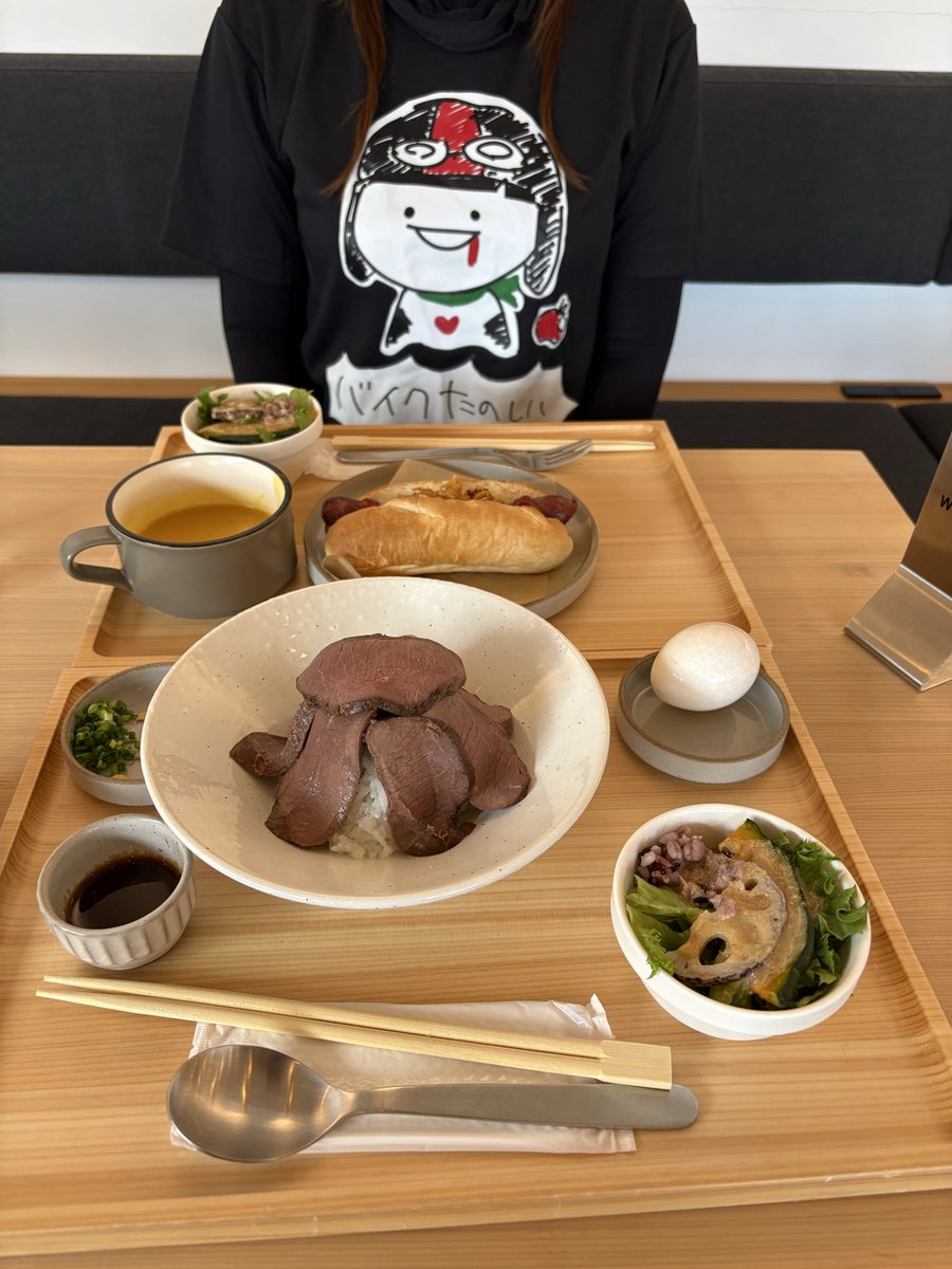 Takejiro61's tweet photo. 今日のランチ🍽🦌
#BASE101%
ロースト鹿丼
鹿ソーセージドッグ🌭 https://t.co/Es37Pg4EzU
