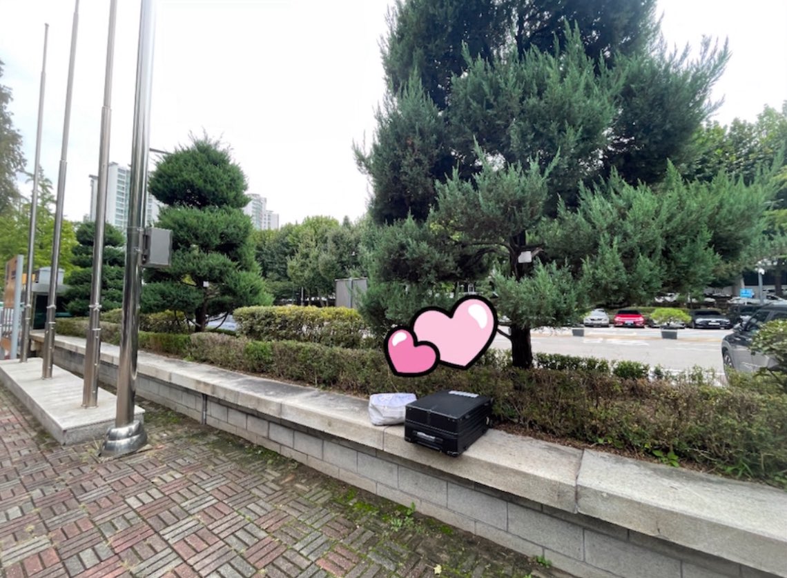 부채 배부 곧 진행합니다~! 배부 장소는 깃대옆입니다.  뛰지말고 천천히 이동 부탁드립니다~ ♡