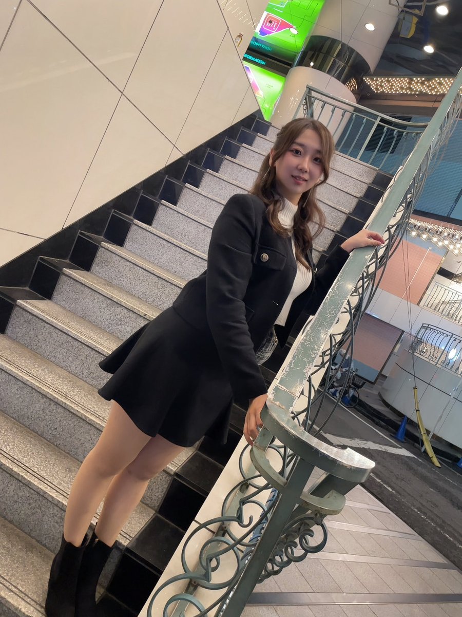 体重:50kg→73kg→58kg

太ってイジめられていた学生時代が悔しくて
死に物狂いで始めたダイエット。

それで痩せすぎたせいか…
SMを始めた頃は、胸もお尻もなくて
ボンテージが全然映えなかった。

だから、敢えて太って身体を作った。
胸とお尻を“育てる”ために。