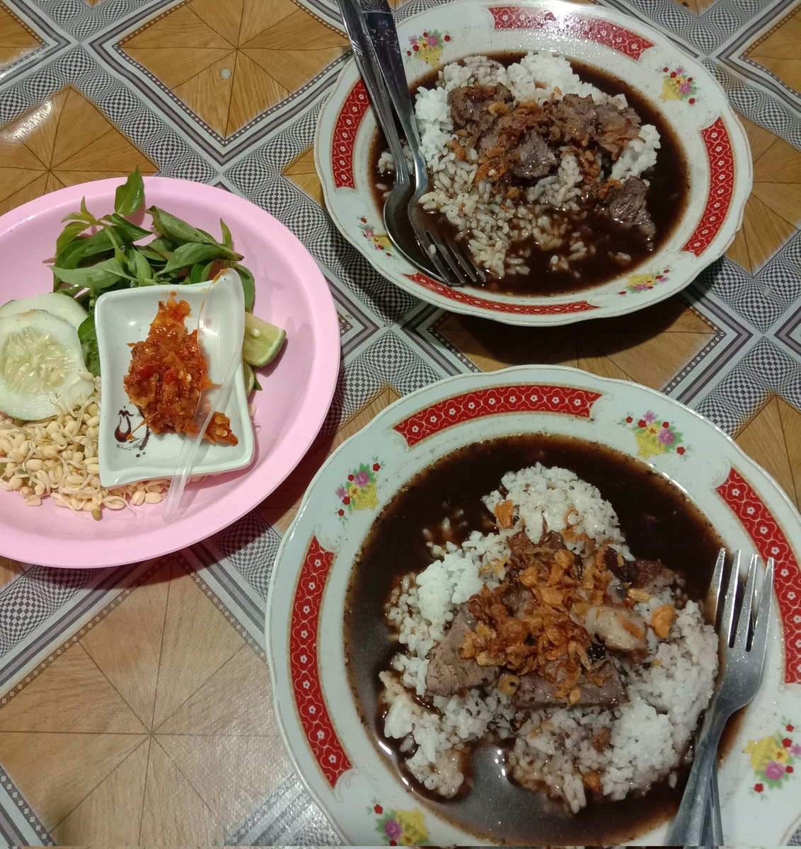 againtheworld's tweet photo. @SoloMenfess Dimsum ummayumcha, wedang ronde, rawon penumping 🤤😍 https://t.co/GlMMy6pmpb