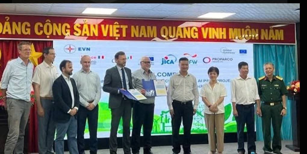 FranceAuVietnam's tweet photo. 🌿 Un grand pas pour l’énergie verte au 🇻🇳
Mission conjointe 🇫🇷🇩🇪🇮🇹🇯🇵🇻🇳 sur le site de Bac Ai 1ere centrale de pompage-turbinage du 🇻🇳 avec un appui 🇪🇺 via la Facilité #ETEF.
Étape clé du #JETP & de la #transitionénergétique, avec un engagement 🇫🇷 de 500 M€ via @AFD_France https://t.co/H59F2fARSC