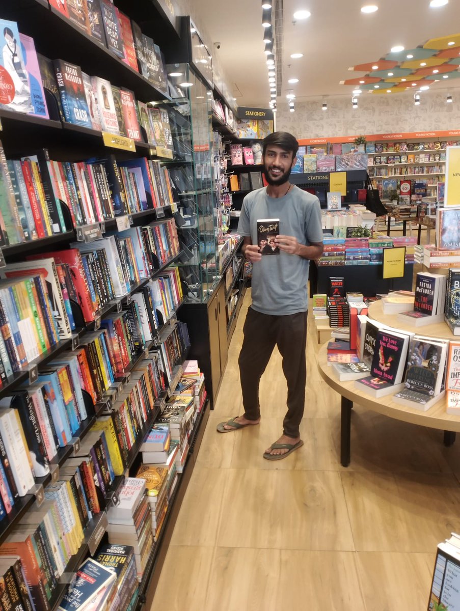 findingfiroz's tweet image. तुम जब आओगी तो खोया हुआ पाओगी मुझे
मेरी तन्हाई में ख़्वाबों के सिवा कुछ भी नहीं
मेरे कमरे को सजाने की तमन्ना है तुम्हें
मेरे कमरे में किताबों के सिवा कुछ भी नहीं