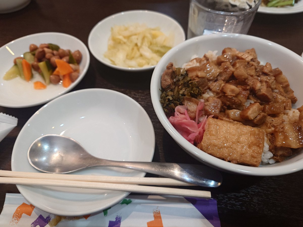 8wLyu09ajdD5MOg's tweet image. 【昼めし】
中華街から少し離れた所にある「台湾料理店」。
御夫婦でやっている小さなお店だけど、ゆっくりとすることが出来ました。
私はルーロー飯と干し大根のオムレツ。
梅原さんはカボチャ入りビーフン、焼売と餃子セット。