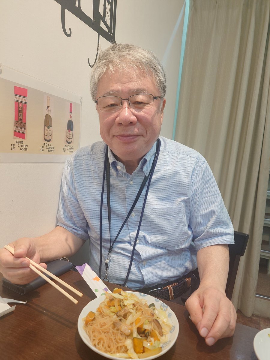 8wLyu09ajdD5MOg's tweet image. 【昼めし】
中華街から少し離れた所にある「台湾料理店」。
御夫婦でやっている小さなお店だけど、ゆっくりとすることが出来ました。
私はルーロー飯と干し大根のオムレツ。
梅原さんはカボチャ入りビーフン、焼売と餃子セット。