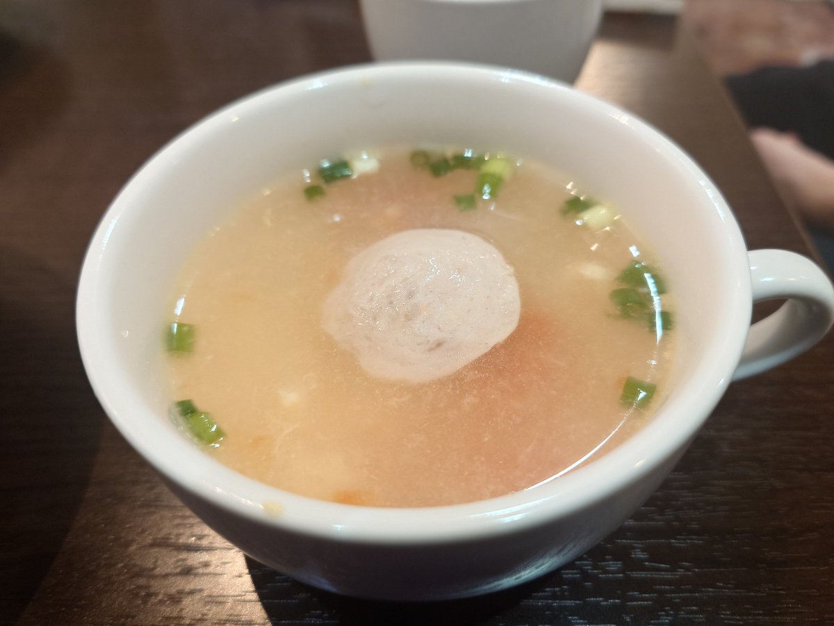 8wLyu09ajdD5MOg's tweet image. 【昼めし】
中華街から少し離れた所にある「台湾料理店」。
御夫婦でやっている小さなお店だけど、ゆっくりとすることが出来ました。
私はルーロー飯と干し大根のオムレツ。
梅原さんはカボチャ入りビーフン、焼売と餃子セット。