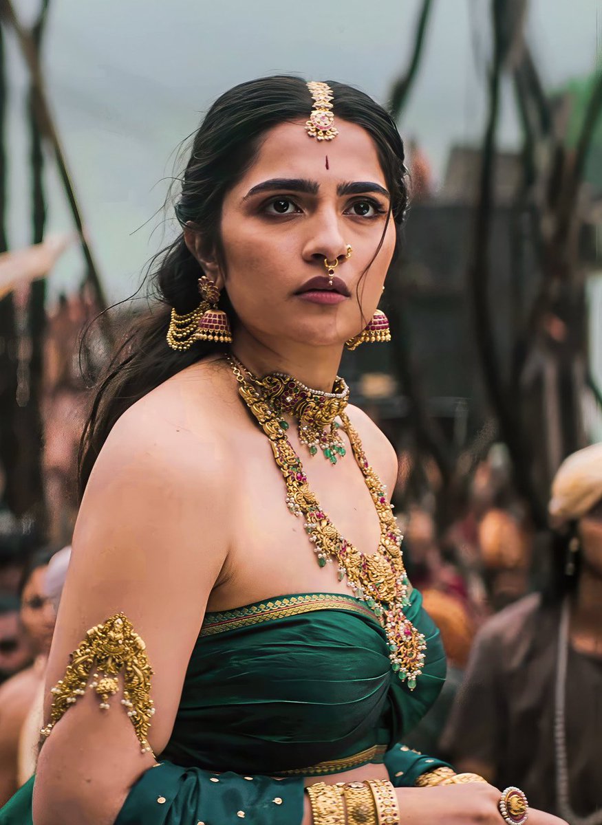 MalayalamReview's tweet image. #Kantara #KantaraChapter1 – Karnataka box office calling for its first ₹200cr! Beyond sensational second week on fire! 🔥