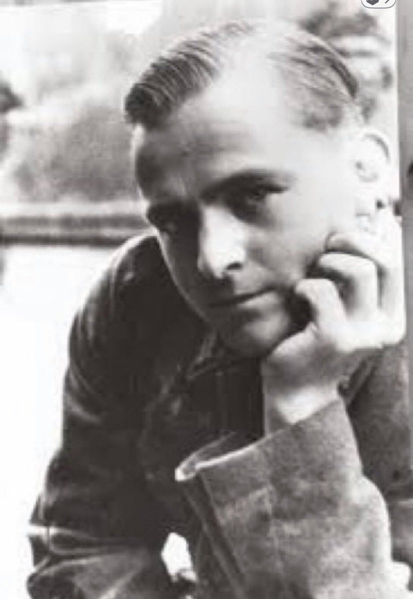 „Jeder Einzelne trägt die ganze Verantwortung!"

Willi Graf (geb. 2.1.1918) aktives Mitglied der Widerstandsgruppe ‚weiße Rose', der trotz Folter die Namen seiner Mitstreiter nicht preisgab und 250 Tage in der Todeszelle gemartert wurde bis er am 12.Oktober 1943 enthauptet wurde.