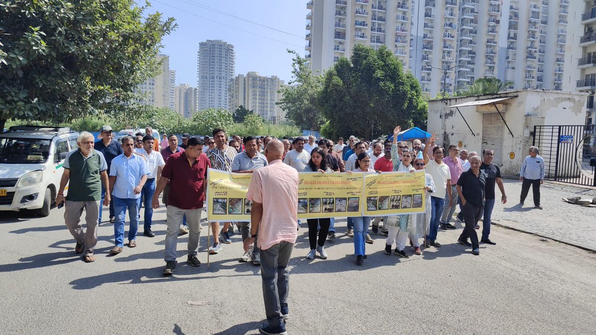 Pravendra_Sikar's tweet image. सड़क और अविकिसित सुविधाओं के लिए सड़कों पर लोग
नोएडा: सेक्टर-75 में एम्स मैक्स गार्डेनिया की विकसित टाउनशिप में सड़कें नहीं हैं। गोलचक्कर विकसित नहीं किये। डेवलपर और नोएडा प्राधिकरण सड़कों और बाहरी सुविधाओं के विकास की जिम्मेदारी एक दूसरे पर डाल रहे हैं। मांगों को लेकर प्रदर्शन.
