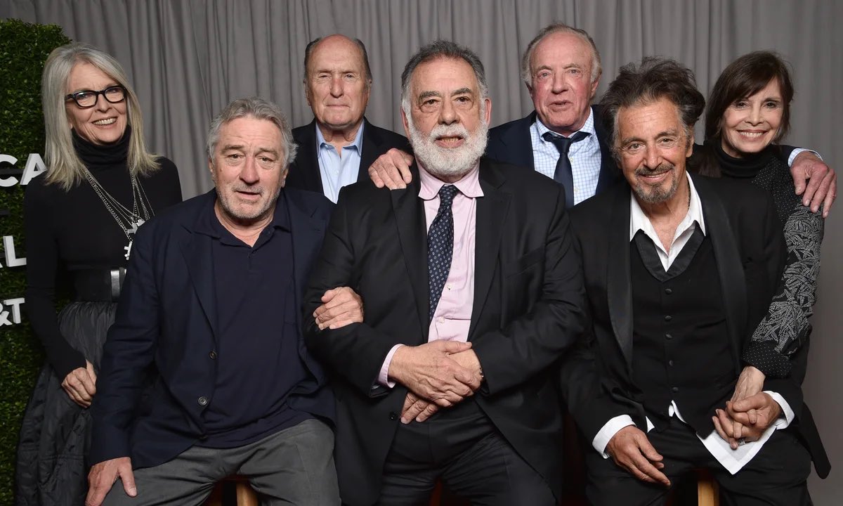 kotaeastwood's tweet photo. ダイアン・キートンは長生きされると思ったけど、出演者の45周年の集合写真を見るとウルッと来ますね🥲😢
#ゴッドファーザー
#ダイアン・キートン
#TheGodfather 
#DianeKeaton https://t.co/JkpkFCQqnI