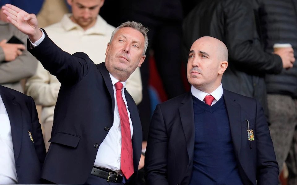 ManUtdInPidgin's tweet image. 🚨Manchester United don dey plan for January transfer window — their main target na to sign one central midfielder and one right wing-back.

[@GraemeBailey]