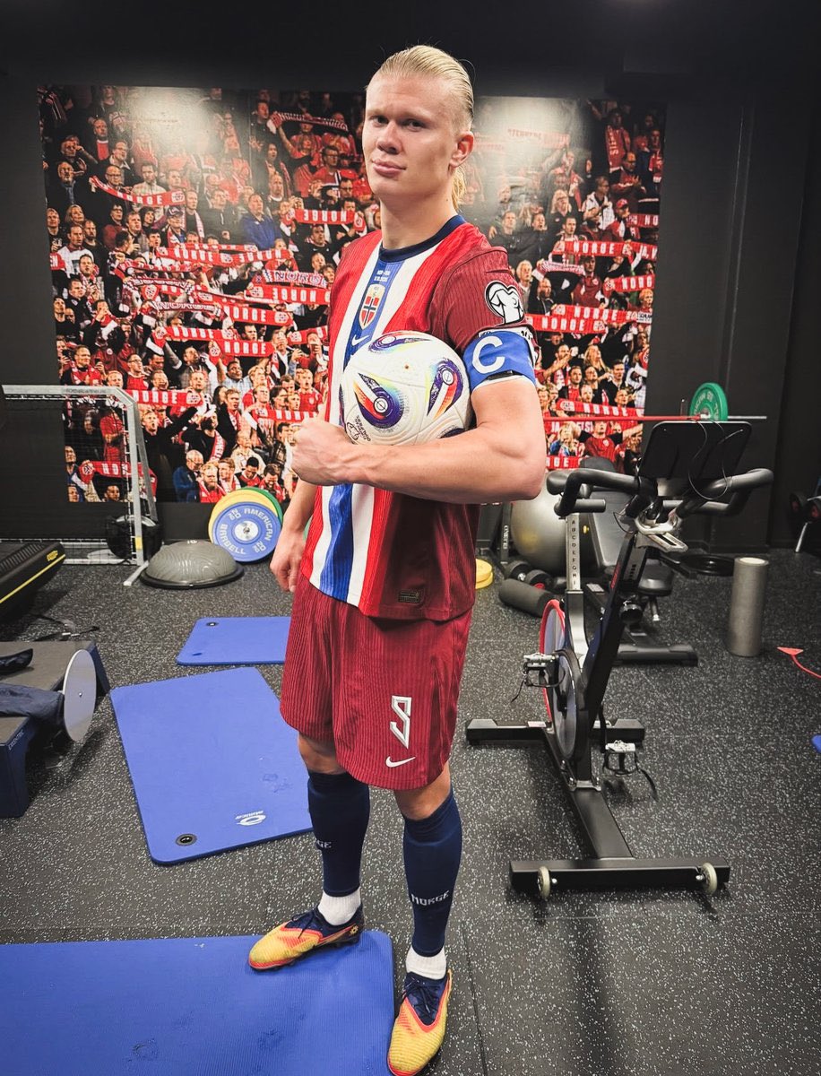 Football__Tweet's tweet image. The last World Cup played by Norway was in 1998. 🔙

Then a robot emerged who, at 25 years old, is already the all-time leading scorer for the national team. ⚽️ 

51 goals in 46 games, enough to be the all-time leading scorer for most national teams. 🤯

And now Norway are…