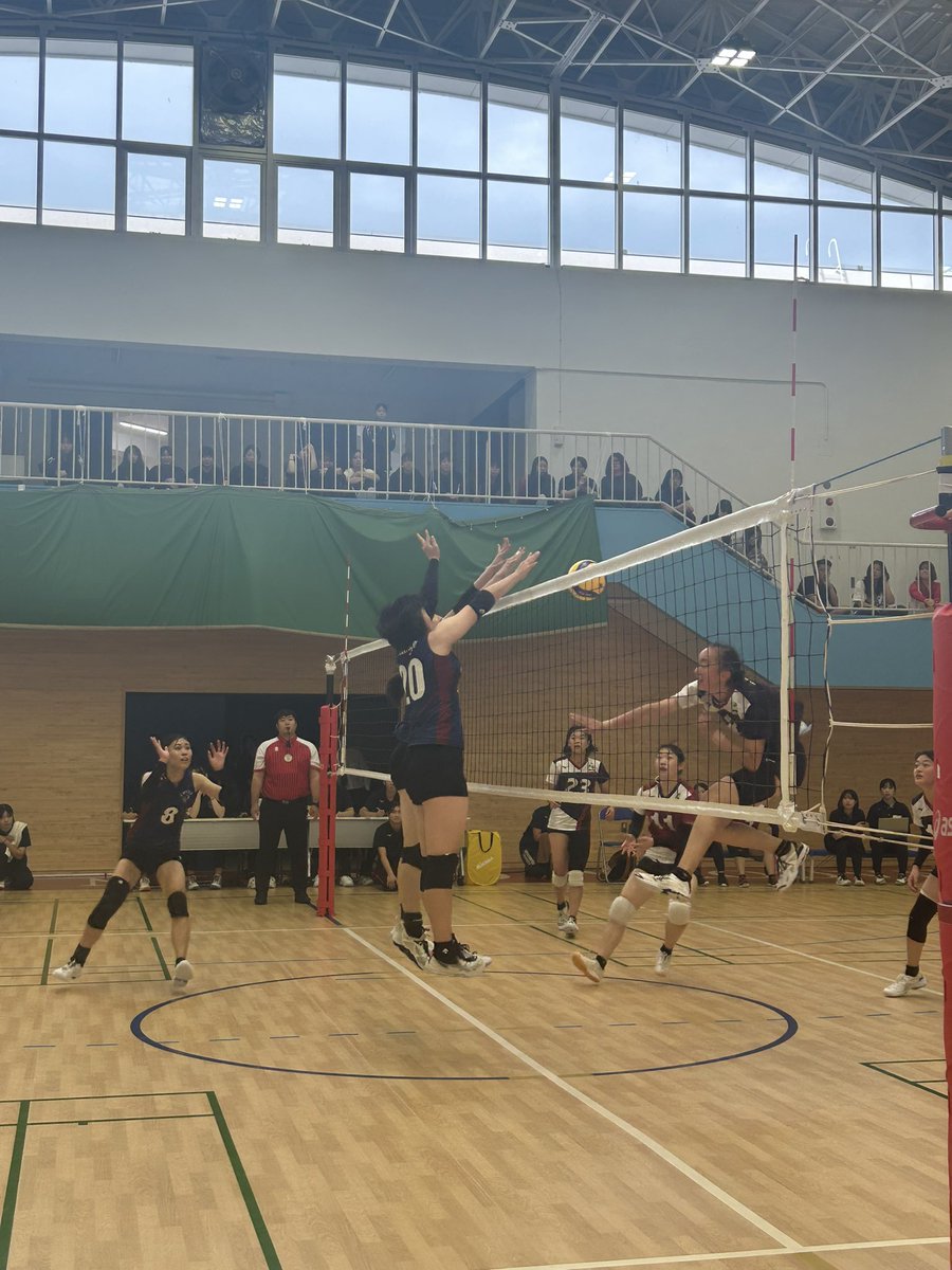 tokai_vb's tweet image. 【2025年度　東海秋季女子1部リーグ戦　9日目】
Aコート第2試合
中京大学vs岐阜協立大学

18-25
17-25
25-21
25-22
15-8

セットカウント3-2
中京大学の勝利です！