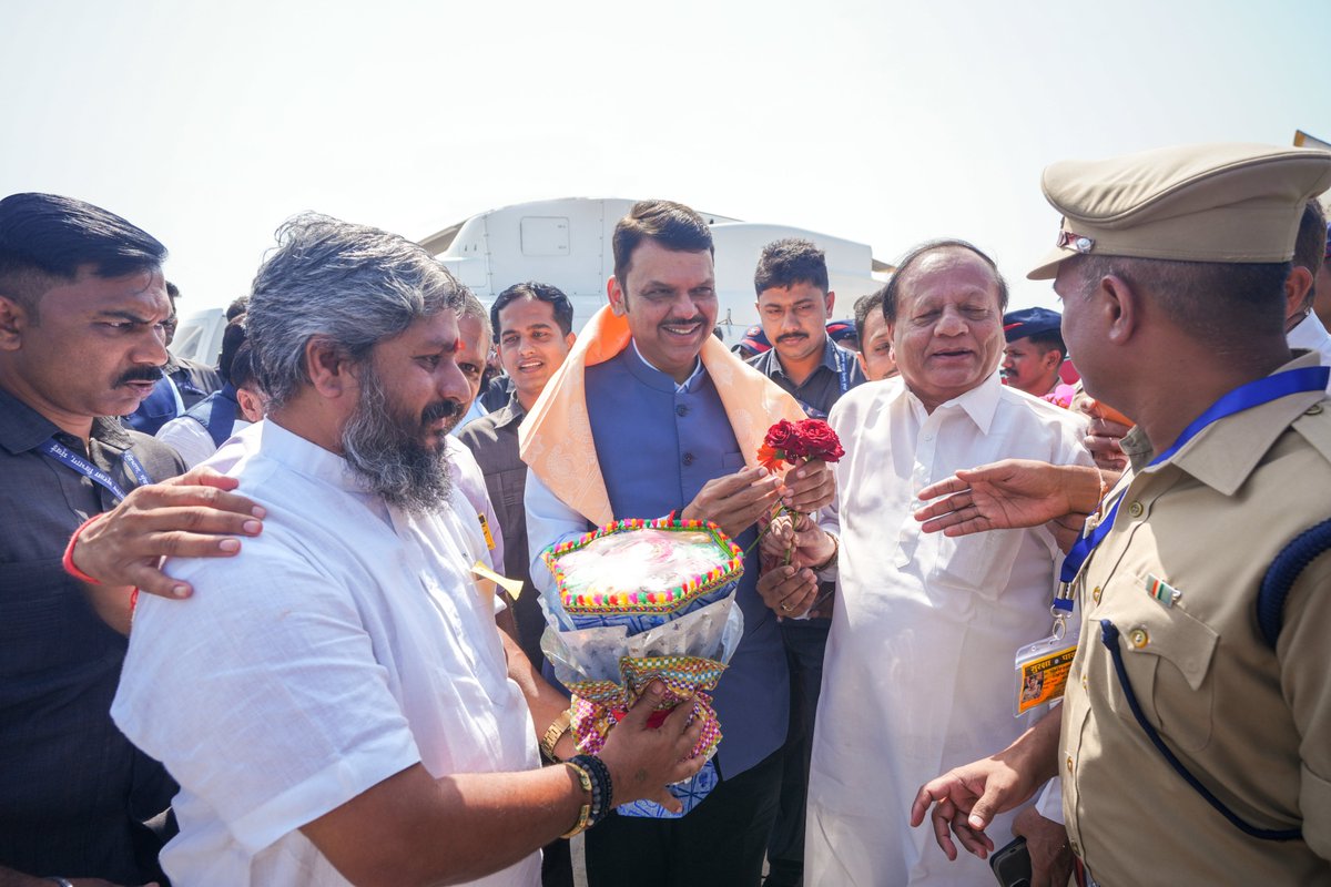 CMOMaharashtra's tweet image. 🔸CM Devendra Fadnavis arrives in Mandangad, Ratnagiri District, for the inauguration of the new &apos;Civil and Criminal Court&apos; building.
🔸मुख्यमंत्री देवेंद्र फडणवीस यांचे मंडणगड, जिल्हा रत्नागिरी येथील &apos;दिवाणी व फौजदारी न्यायालय&apos; नूतन इमारतीच्या उदघाटन कार्यक्रमासाठी मंडणगड,…