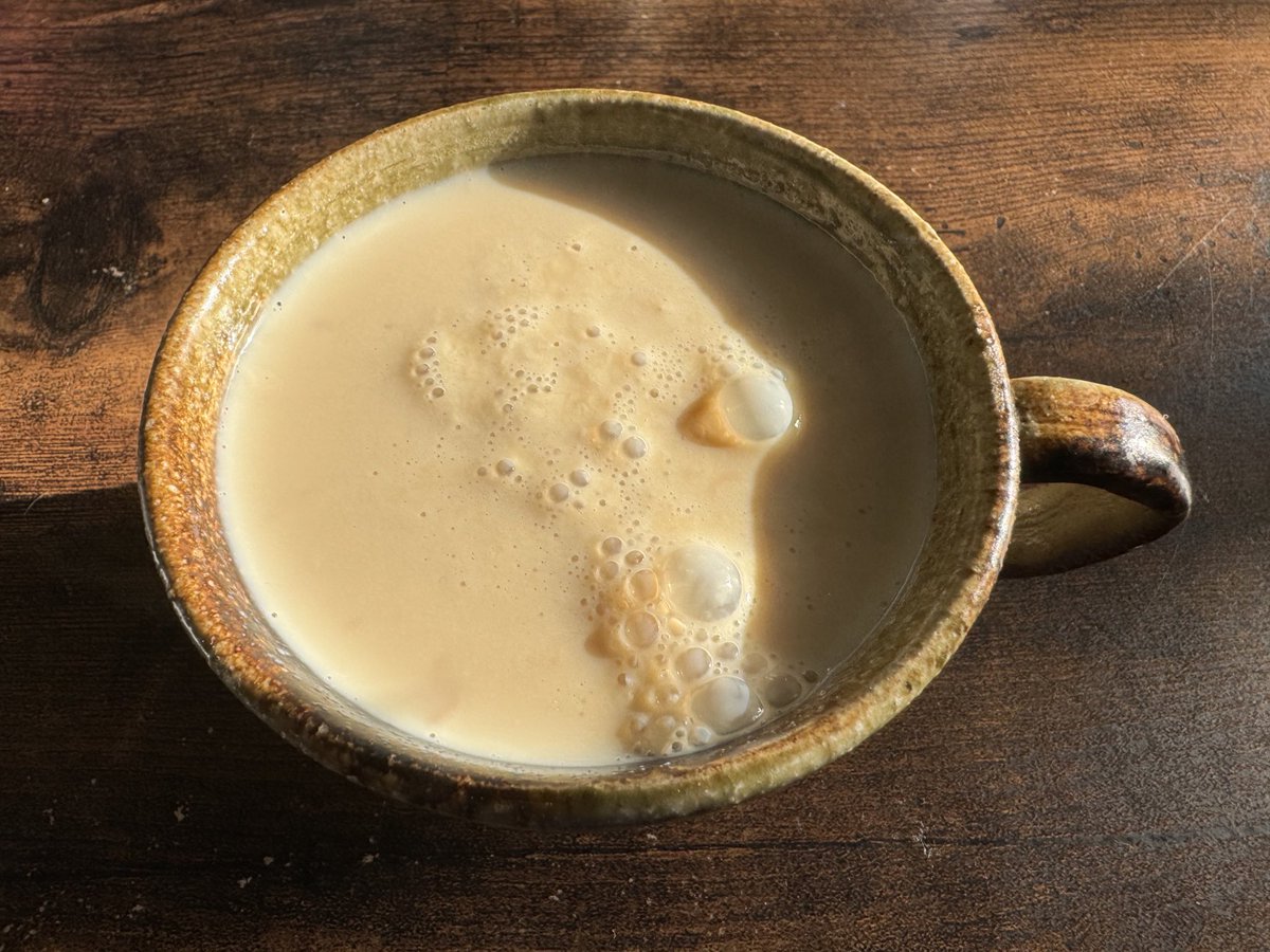mococo321's tweet image. 今日は『豆乳の日』。

黒糖豆乳。
豆乳に火をかけて、黒糖を適量入れるだけ。
優しい甘さで、ぽかぽか身体の芯からあったまる。

豆乳は疲れた身体を補って潤し、痰が絡む咳や便秘にも良いです。

黒糖は冷えを緩和、血流改善、胃の不調などに良いです。…